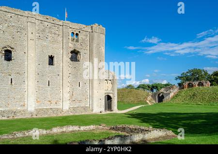 CASTLE RISING, VEREINIGTES KÖNIGREICH - 10. OKTOBER 2014: Außenansicht des Castle Rising Castle, einer Ruine der mittelalterlichen Festung im Dorf Castle Risi Stockfoto