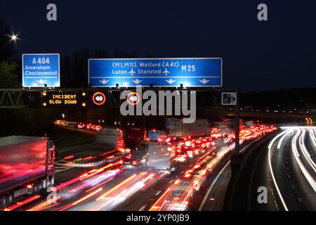 Verkehrsstau auf der M25 in der Nacht-Rush-Hour Stockfoto