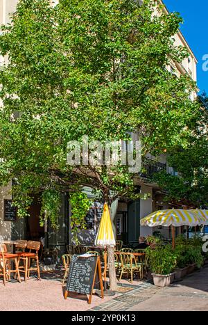 Kleine Cafés und Häuser am Place Saint roch in Montpellier, Frankreich Stockfoto