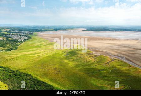 Das Sumpfgebiet der Kent-Mündung und das Wattenmeer mit Blick auf Humphrey Head am Rande der Morecombe Bay, Cumbria, England. Grange Over Sands auf der linken Seite Stockfoto