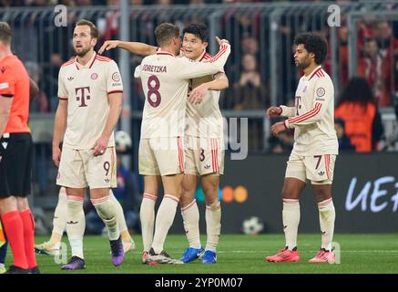 MinJae Kim, Min-Jae Kim, FCB 3 Leon GORETZKA, FCB 8 Harry Kane, FCB 9 Serge GNABRY, FCB 7 Endfeier in der Liga Phase MD5 Spiel FC BAYERN MÜNCHEN - PARIS SG 1-0 Fußball UEFA Champions League in der Saison 2024/2025 in München, 26. November 2024, FCB, 5. Spieltag, München Fotograf: Peter Schatz Stockfoto