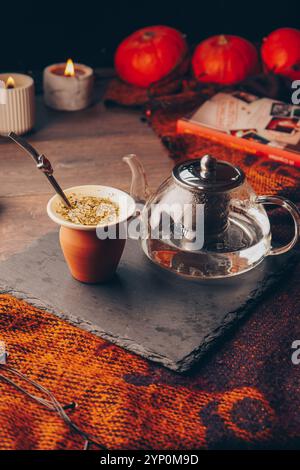 Gesundes Getränk, klassischer Yerba Mate Tee in einem Kürbis mit Mobilla auf Holzhintergrund Stockfoto