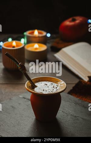 Gesundes infundiertes Getränk, klassischer Yerba Mate Tee in einem Kürbis mit Bombilla auf hölzernem Hintergrund Stockfoto