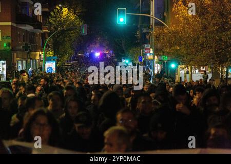 Madrid, Madrid, Spanien. November 2024. Hunderte von Menschen protestieren im Madrider Stadtteil Vallecas gegen die Räumung des von Atalaya besetzten Sozialzentrums. (Kreditbild: © Fer Capdepon Arroyo/Pacific Press via ZUMA Press Wire) NUR REDAKTIONELLE VERWENDUNG! Nicht für kommerzielle ZWECKE! Stockfoto