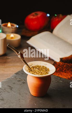 Gesundes infundiertes Getränk, klassischer Yerba Mate Tee in Kürbis mit Mobilla auf Holzhintergrund Stockfoto