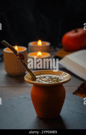 Gesundes Getränk, klassischer Yerba Mate Tee in einem Kürbis mit Mobilla auf Holzhintergrund Stockfoto