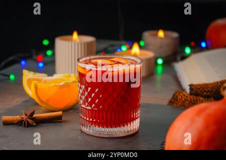 Süßer heißer Glühwein Rotwein oder Punschtee in einer Tasse Glas Gewürze Zitrus aromatischer Zimt Sternanis deutsche Tradition Winter weihnachtsmarkt Getränk Stockfoto