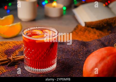 Glühwein mit Gewürzen und Orange im Glas auf einem rustikalen hölzernen Hintergrund. Hausgemachtes Weihnachtsgetränk Stockfoto