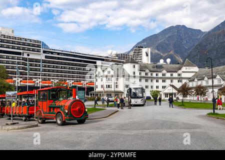 Eidfjord Norwegen, touristischer Trollzug holt Passagiere von MS Rotterdam Kreuzfahrtschiff für eine Tour durch Eidfjord und die Dorfstadt Norwegen, Europa, 2024 ab Stockfoto