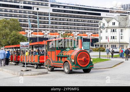 Eidfjord Norwegen, touristischer Trollzug holt Passagiere von MS Rotterdam Kreuzfahrtschiff für eine Tour durch Eidfjord und die Dorfstadt Norwegen, Europa, 2024 ab Stockfoto