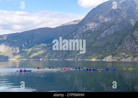 Eidfjord Norwegen, Tourgruppe in Kajaks paddeln auf dem Fjord, Eidfjord ist ein innerer Zweig des Hardangerfjorden, Norwegen, Europa, 2024 Stockfoto