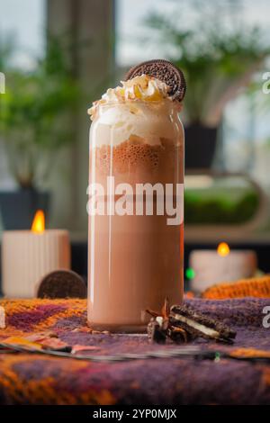 Milchshake (Schokoladen-Smoothie) mit Keksen auf rustikalem Holztisch ganz in der Nähe im Café Stockfoto