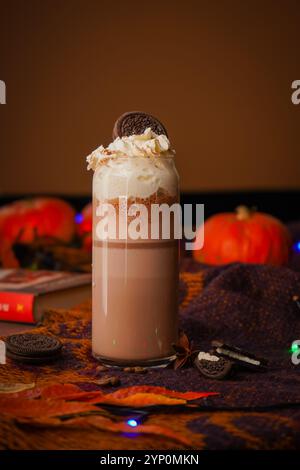 Schokoladen-Milchshake mit Schokoladenstückchen und Keksen isoliert auf weiß Stockfoto