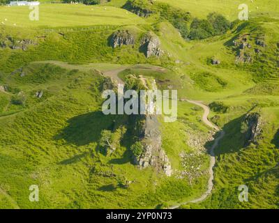 Aus der Vogelperspektive auf die Felsen von Faerie Castle (Castle Ewen) am Fairy Glen auf der Isle of Skye in Schottland, Großbritannien. Stockfoto