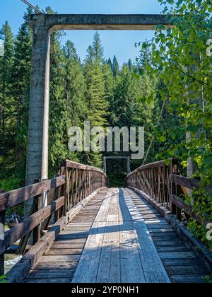 Holzsteg über den Lochsa River auf dem Eagle Mountain Trail in der Nähe von Powell Junction in Idaho, USA Stockfoto