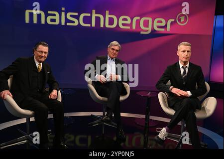 Autor Martin Suter, Manager Siemens Energy Joe Kaeser und Autor Benjamin von Stuckrad-Barre zu Gast in der ARD Talkshow Maischberger *** Autor Martin Suter, Siemens Energy Manager Joe Kaeser und Autor Benjamin von Stuckrad Barre als Gäste in der ARD Talkshow Maischberger Stockfoto
