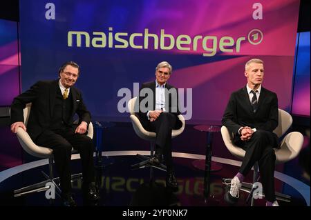 Autor Martin Suter, Manager Siemens Energy Joe Kaeser und Autor Benjamin von Stuckrad-Barre zu Gast in der ARD Talkshow Maischberger *** Autor Martin Suter, Siemens Energy Manager Joe Kaeser und Autor Benjamin von Stuckrad Barre als Gäste in der ARD Talkshow Maischberger Stockfoto