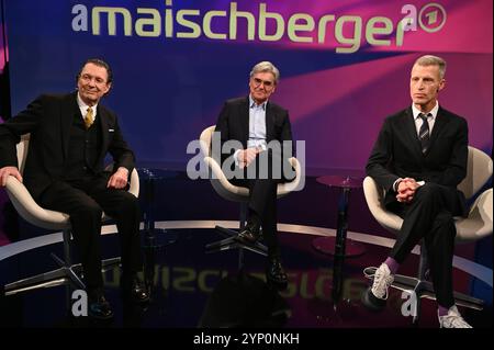 Autor Martin Suter, Manager Siemens Energy Joe Kaeser und Autor Benjamin von Stuckrad-Barre zu Gast in der ARD Talkshow Maischberger *** Autor Martin Suter, Siemens Energy Manager Joe Kaeser und Autor Benjamin von Stuckrad Barre als Gäste in der ARD Talkshow Maischberger Stockfoto