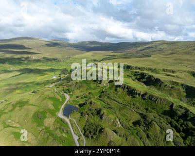 Aus der Vogelperspektive auf die Felsen von Faerie Castle (Castle Ewen) am Fairy Glen auf der Isle of Skye in Schottland, Großbritannien. Stockfoto