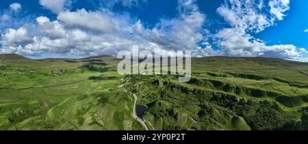 Aus der Vogelperspektive auf die Felsen von Faerie Castle (Castle Ewen) am Fairy Glen auf der Isle of Skye in Schottland, Großbritannien. Stockfoto