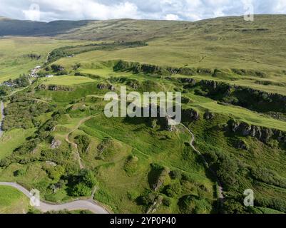 Aus der Vogelperspektive auf die Felsen von Faerie Castle (Castle Ewen) am Fairy Glen auf der Isle of Skye in Schottland, Großbritannien. Stockfoto