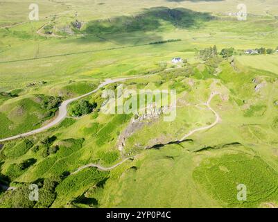 Aus der Vogelperspektive auf die Felsen von Faerie Castle (Castle Ewen) am Fairy Glen auf der Isle of Skye in Schottland, Großbritannien. Stockfoto