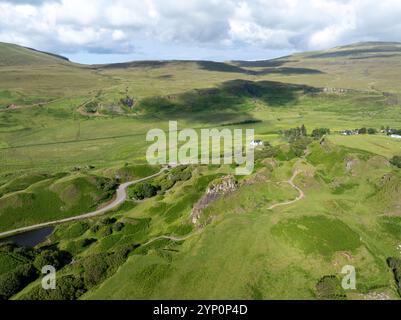 Aus der Vogelperspektive auf die Felsen von Faerie Castle (Castle Ewen) am Fairy Glen auf der Isle of Skye in Schottland, Großbritannien. Stockfoto