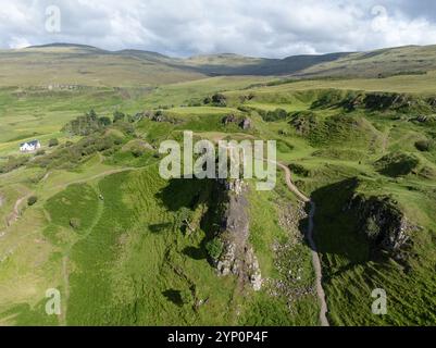 Aus der Vogelperspektive auf die Felsen von Faerie Castle (Castle Ewen) am Fairy Glen auf der Isle of Skye in Schottland, Großbritannien. Stockfoto