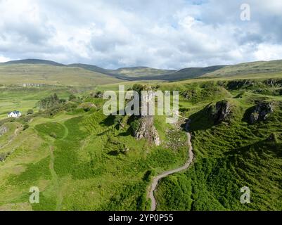 Aus der Vogelperspektive auf die Felsen von Faerie Castle (Castle Ewen) am Fairy Glen auf der Isle of Skye in Schottland, Großbritannien. Stockfoto