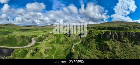 Aus der Vogelperspektive auf die Felsen von Faerie Castle (Castle Ewen) am Fairy Glen auf der Isle of Skye in Schottland, Großbritannien. Stockfoto