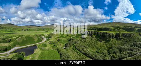 Aus der Vogelperspektive auf die Felsen von Faerie Castle (Castle Ewen) am Fairy Glen auf der Isle of Skye in Schottland, Großbritannien. Stockfoto