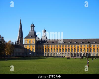 Hauptgebäude der Rheinischen Friedrich-Wilhelms-Universität in Bonn aus Sicht des Hofgartens an einem sonnigen Tag Stockfoto