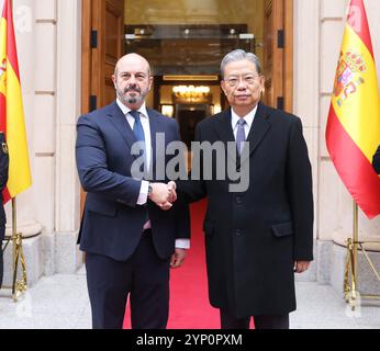Madrid, Spanien. November 2024. Zhao Leji, Vorsitzender des Ständigen Ausschusses des Nationalen Volkskongresses, führt Gespräche mit Pedro Rollan, Präsident des spanischen Senats, am 25. November 2024 in Madrid, Spanien. Auf Einladung von Francina Armengol, Referentin des Spanischen Abgeordnetenkongresses, stattete Zhao vom 23. Bis 27. November einen offiziellen Besuch in Spanien ab. Quelle: Liu Weibing/Xinhua/Alamy Live News Stockfoto