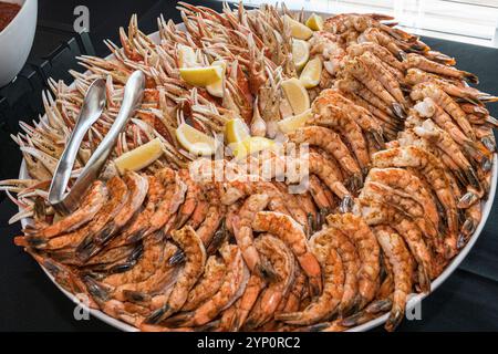 Große Platte mit Krabbenkrallen und Garnelen Stockfoto