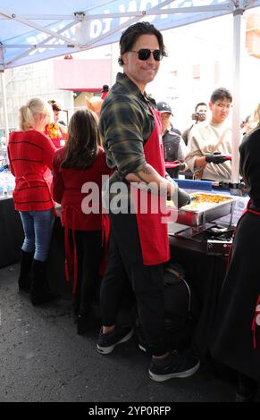 Los Angeles, ca. 27. November 2024. Joe Manganiello beim Thanksgiving on Skid Row der Los Angeles Mission am 27. November 2024 in Los Angeles, Kalifornien. Quelle: Faye Sadou/Media Punch/Alamy Live News Stockfoto