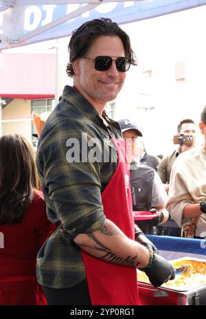 Los Angeles, ca. 27. November 2024. Joe Manganiello beim Thanksgiving on Skid Row der Los Angeles Mission am 27. November 2024 in Los Angeles, Kalifornien. Quelle: Faye Sadou/Media Punch/Alamy Live News Stockfoto