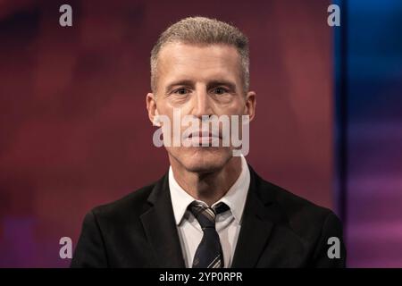 Maischberger am 27. November 2024 aus Köln. Im Bild der Schriftsteller Benjamin von Stuckrad-Barre. Themen in der Talkrunde waren Trump und die damit verbundenen wirtschafts-politische Veränderungen sowie die Entwicklung der Debattenkultur. Köln Nordrhein-Westfalen Deutschland *** Maischberger am 27. November 2024 aus Köln im Bild des Schriftstellers Benjamin von Stuckrad Barre Themen in der Talkrunde waren Trump und die damit verbundenen wirtschaftlichen und politischen Veränderungen sowie die Entwicklung der Debattierkultur Köln Nordrhein-Westfalen Deutschland Stockfoto