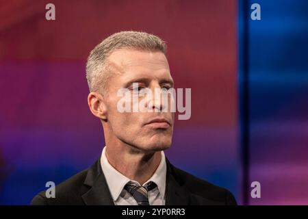 Maischberger am 27. November 2024 aus Köln. Im Bild der Schriftsteller Benjamin von Stuckrad-Barre. Themen in der Talkrunde waren Trump und die damit verbundenen wirtschafts-politische Veränderungen sowie die Entwicklung der Debattenkultur. Köln Nordrhein-Westfalen Deutschland *** Maischberger am 27. November 2024 aus Köln im Bild des Schriftstellers Benjamin von Stuckrad Barre Themen in der Talkrunde waren Trump und die damit verbundenen wirtschaftlichen und politischen Veränderungen sowie die Entwicklung der Debattierkultur Köln Nordrhein-Westfalen Deutschland Stockfoto