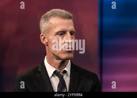 Maischberger am 27. November 2024 aus Köln. Im Bild der Schriftsteller Benjamin von Stuckrad-Barre. Themen in der Talkrunde waren Trump und die damit verbundenen wirtschafts-politische Veränderungen sowie die Entwicklung der Debattenkultur. Köln Nordrhein-Westfalen Deutschland *** Maischberger am 27. November 2024 aus Köln im Bild des Schriftstellers Benjamin von Stuckrad Barre Themen in der Talkrunde waren Trump und die damit verbundenen wirtschaftlichen und politischen Veränderungen sowie die Entwicklung der Debattierkultur Köln Nordrhein-Westfalen Deutschland Stockfoto