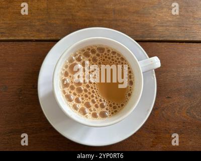 Blick von oben auf eine Tasse Milchtee oder tarik auf Holztisch Stockfoto