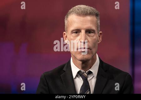 Maischberger am 27. November 2024 aus Köln. Im Bild der Schriftsteller Benjamin von Stuckrad-Barre. Themen in der Talkrunde waren Trump und die damit verbundenen wirtschafts-politische Veränderungen sowie die Entwicklung der Debattenkultur. Köln Nordrhein-Westfalen Deutschland *** Maischberger am 27. November 2024 aus Köln im Bild des Schriftstellers Benjamin von Stuckrad Barre Themen in der Talkrunde waren Trump und die damit verbundenen wirtschaftlichen und politischen Veränderungen sowie die Entwicklung der Debattierkultur Köln Nordrhein-Westfalen Deutschland Stockfoto