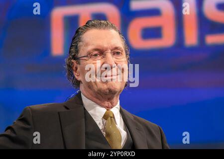 Maischberger am 27. November 2024 aus Köln. Im Bild der Schriftsteller Martin Suter. Themen in der Talkrunde waren Trump und die damit verbundenen wirtschafts-politische Veränderungen sowie die Entwicklung der Debattenkultur. Köln Nordrhein-Westfalen Deutschland *** Maischberger am 27. November 2024 aus Köln im Bild des Schriftstellers Martin Suter Themen in der Talkrunde waren Trump und die damit verbundenen wirtschaftlichen und politischen Veränderungen sowie die Entwicklung der Debattenkultur Köln Nordrhein-Westfalen Deutschland Stockfoto