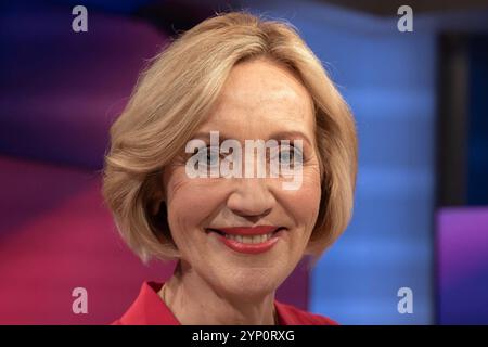 Maischberger am 27. November 2024 aus Köln. Im Bild Moderatorin und Autorin Petra Gerster. Themen in der Talkrunde waren Trump und die damit verbundenen wirtschafts-politische Veränderungen sowie die Entwicklung der Debattenkultur. Köln Nordrhein-Westfalen Deutschland *** Maischberger am 27. November 2024 aus Köln im Bild Moderatorin und Autorin Petra Gerster Themen in der Talkrunde waren Trump und die damit verbundenen wirtschaftspolitischen Veränderungen sowie die Entwicklung der Debattenkultur Köln Nordrhein-Westfalen Deutschland Stockfoto