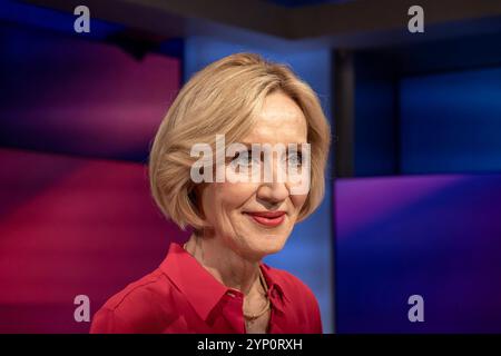 Maischberger am 27. November 2024 aus Köln. Im Bild Moderatorin und Autorin Petra Gerster. Themen in der Talkrunde waren Trump und die damit verbundenen wirtschafts-politische Veränderungen sowie die Entwicklung der Debattenkultur. Köln Nordrhein-Westfalen Deutschland *** Maischberger am 27. November 2024 aus Köln im Bild Moderatorin und Autorin Petra Gerster Themen in der Talkrunde waren Trump und die damit verbundenen wirtschaftspolitischen Veränderungen sowie die Entwicklung der Debattenkultur Köln Nordrhein-Westfalen Deutschland Stockfoto