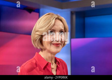 Maischberger am 27. November 2024 aus Köln. Im Bild Moderatorin und Autorin Petra Gerster. Themen in der Talkrunde waren Trump und die damit verbundenen wirtschafts-politische Veränderungen sowie die Entwicklung der Debattenkultur. Köln Nordrhein-Westfalen Deutschland *** Maischberger am 27. November 2024 aus Köln im Bild Moderatorin und Autorin Petra Gerster Themen in der Talkrunde waren Trump und die damit verbundenen wirtschaftspolitischen Veränderungen sowie die Entwicklung der Debattenkultur Köln Nordrhein-Westfalen Deutschland Stockfoto