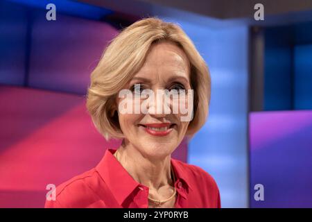 Maischberger am 27. November 2024 aus Köln. Im Bild Moderatorin und Autorin Petra Gerster. Themen in der Talkrunde waren Trump und die damit verbundenen wirtschafts-politische Veränderungen sowie die Entwicklung der Debattenkultur. Köln Nordrhein-Westfalen Deutschland *** Maischberger am 27. November 2024 aus Köln im Bild Moderatorin und Autorin Petra Gerster Themen in der Talkrunde waren Trump und die damit verbundenen wirtschaftspolitischen Veränderungen sowie die Entwicklung der Debattenkultur Köln Nordrhein-Westfalen Deutschland Stockfoto