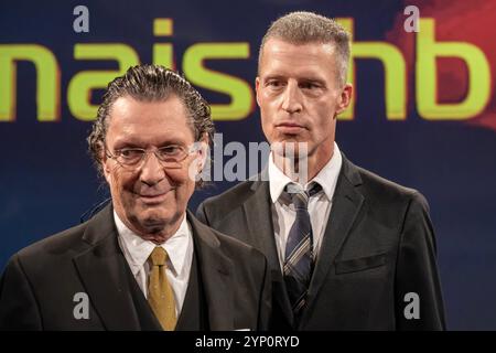 Maischberger am 27. November 2024 aus Köln. Im Bild der Schriftsteller Martin Suter links und der Schriftsteller Benjamin von Stuckrad-Barre. Themen in der Talkrunde waren Trump und die damit verbundenen wirtschafts-politische Veränderungen sowie die Entwicklung der Debattenkultur. Köln Nordrhein-Westfalen Deutschland *** Maischberger am 27. November 2024 aus Köln im Bild der Schriftsteller Martin Suter links und der Schriftsteller Benjamin von Stuckrad Barre Themen in der Talkrunde waren Trump und die damit verbundenen wirtschaftlichen und politischen Veränderungen sowie die Entwicklung der Debattionskultur Stockfoto