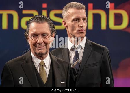 Maischberger am 27. November 2024 aus Köln. Im Bild der Schriftsteller Martin Suter links und der Schriftsteller Benjamin von Stuckrad-Barre. Themen in der Talkrunde waren Trump und die damit verbundenen wirtschafts-politische Veränderungen sowie die Entwicklung der Debattenkultur. Köln Nordrhein-Westfalen Deutschland *** Maischberger am 27. November 2024 aus Köln im Bild der Schriftsteller Martin Suter links und der Schriftsteller Benjamin von Stuckrad Barre Themen in der Talkrunde waren Trump und die damit verbundenen wirtschaftlichen und politischen Veränderungen sowie die Entwicklung der Debattionskultur Stockfoto