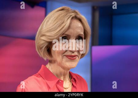 Maischberger am 27. November 2024 aus Köln. Im Bild Moderatorin und Autorin Petra Gerster. Themen in der Talkrunde waren Trump und die damit verbundenen wirtschafts-politische Veränderungen sowie die Entwicklung der Debattenkultur. Köln Nordrhein-Westfalen Deutschland *** Maischberger am 27. November 2024 aus Köln im Bild Moderatorin und Autorin Petra Gerster Themen in der Talkrunde waren Trump und die damit verbundenen wirtschaftspolitischen Veränderungen sowie die Entwicklung der Debattenkultur Köln Nordrhein-Westfalen Deutschland Stockfoto