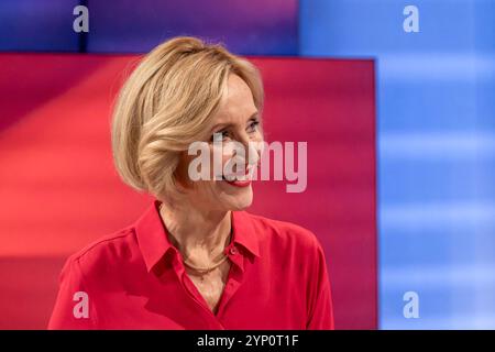 Maischberger am 27. November 2024 aus Köln. Im Bild Moderatorin und Autorin Petra Gerster. Themen in der Talkrunde waren Trump und die damit verbundenen wirtschafts-politische Veränderungen sowie die Entwicklung der Debattenkultur. Köln Nordrhein-Westfalen Deutschland *** Maischberger am 27. November 2024 aus Köln im Bild Moderatorin und Autorin Petra Gerster Themen in der Talkrunde waren Trump und die damit verbundenen wirtschaftspolitischen Veränderungen sowie die Entwicklung der Debattenkultur Köln Nordrhein-Westfalen Deutschland Stockfoto